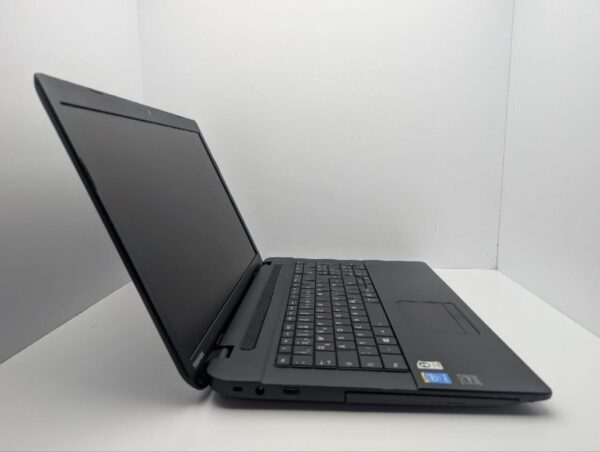 Ноутбук Toshiba Satellite Pro C70-B / 17.3" (1600x900) TN / Intel Core i5-4210U (2 (4) ядра по 1.7 - 2.7 GHz) / 8 GB DDR3 / 240 GB SSD / Intel HD Graphics 4400 / WebCam / DVD-ROM - Зображення 4
