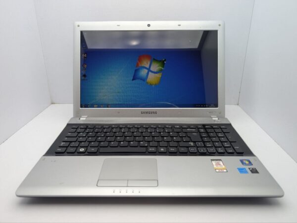 Ноутбук Samsung RV515 / 15.6" (1366x768) TN / AMD E-450 (2 ядра по 1.65 GHz) / 8 GB DDR3 / 1000 GB HDD / AMD Radeon HD 6470M, 512 MB GDDR3, 64-bit / WebCam - Зображення 2