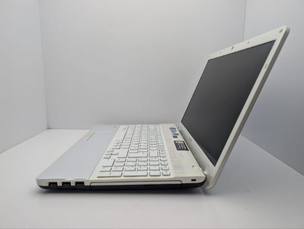 Ноутбук Sony VPC-EH / 15.6" (1366x768) TN / Intel Core i3-2350M (2 (4) ядра по 2.3 GHz) / 6 GB DDR3 / 640 GB HDD / nVidia GeForce 410M, 1 GB GDDR3, 64-bit / WebCam - Зображення 5