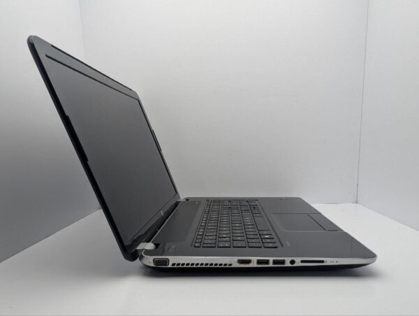 Ноутбук HP Pavillion 17-E / 17.3" (1600x900) TN / AMD A10-5750M (4 ядра по 3.5 GHz) / 8 GB DDR3 / 500 GB HDD / AMD Radeon HD 8670M, 1 GB GDDR3, 64-bit / WebCam / DVD-ROM - Зображення 4