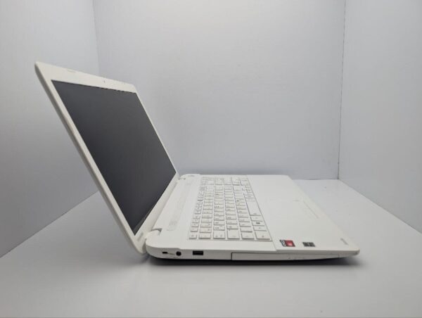Ноутбук Toshiba Satellite C70D / 17.3" (1600x900) TN / AMD A6-6310 (4 ядра по 2.4 GHz) / 8 GB DDR3 / 500 GB HDD / AMD Radeon R4 Graphics / WebCam / DVD-ROM - Зображення 4
