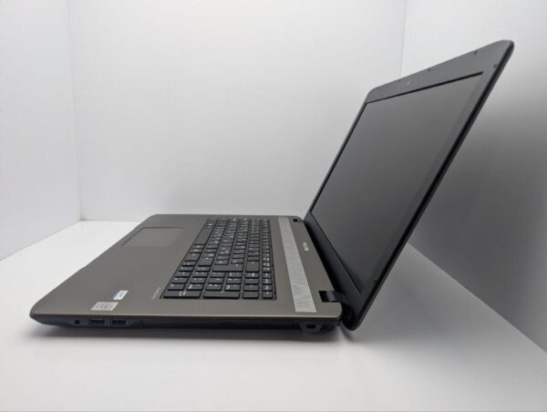 Ноутбук Medion Akoya E7225 / 17.3" (1600x900) TN / Intel Celeron N2840 (2 ядра по 2.16 - 2.58 GHz) / 8 GB DDR3 / 120 GB SSD / Intel HD Graphics / WebCam / DVD-ROM / АКБ не тримає - Зображення 5