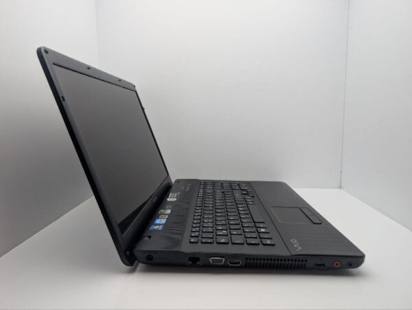 Ноутбук Sony VPCEJ / 17.3" (1600x900) TN / Intel Core i3-2350M (2 (4) ядра по 2.3 GHz) / 6 GB DDR3 / 640 GB HDD / nVidia GeForce 410M, 1 GB GDDR3, 64-bit / WebCam / DVD-ROM - Зображення 4