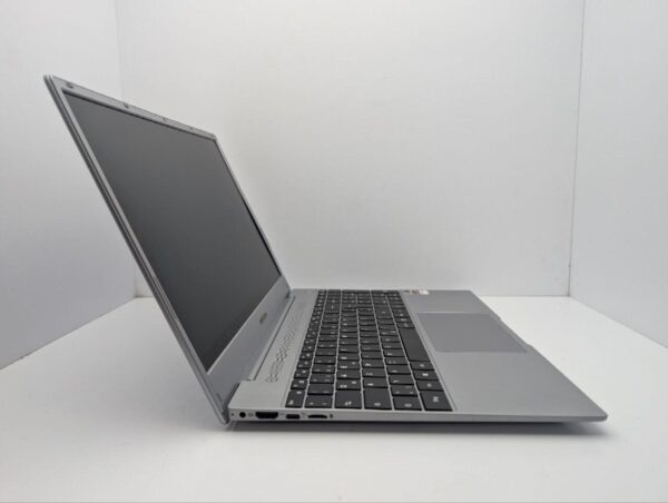 Ноутбук Medion Akoya E15301 / 15.6" (1920x1080) IPS / AMD Ryzen 7 3700U (4 (8) ядра по 2.3 - 4.0 GHz) / 8 GB DDR4 / 512 GB SSD M.2 / AMD Radeon RX Vega 10 Graphics / WebCam - Зображення 4
