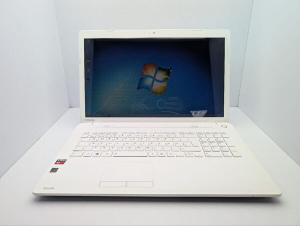 Ноутбук Toshiba Satellite C70D / 17.3" (1600x900) TN / AMD A6-6310 (4 ядра по 2.4 GHz) / 8 GB DDR3 / 500 GB HDD / AMD Radeon R4 Graphics / WebCam / DVD-ROM - Зображення 2