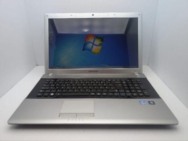 Ноутбук Samsung RV720 / 17.3" (1600x900) TN / Intel Core i5-2410M (2 (4) ядра по 2.3 - 2.9 GHz) / 6 GB DDR3 / 1000 GB HDD / Intel HD Graphics 3000 / WebCam - Зображення 2