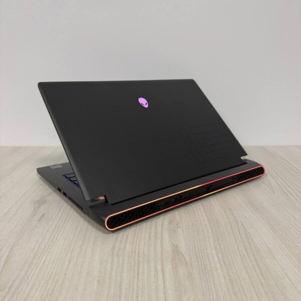 Ігровий ноутбук Dell Alienware m15 R5 / 15.6" (1920x1080) IPS / AMD Ryzen 9 5900HX (8 (16) ядер по 3.3 - 4.6 GHz) / 16 GB DDR4 / 1000 GB SSD NVMe / nVidia GeForce RTX 3070, 8 GB GDDR6, 256-bit / WebCam - Зображення 6
