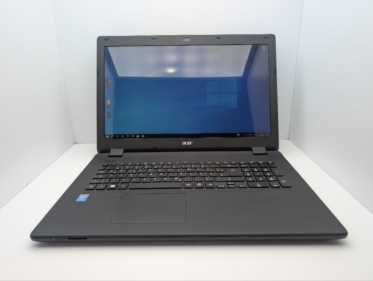 Ноутбук Acer Aspire ES1-711 / 17.3" (1600x900) TN / Intel Pentium N3540 (4 ядра по 2.16 - 2.66 GHz) / 8 GB DDR3 / 120 GB SSD / Intel HD Graphics / WebCam / DVD-ROM - Зображення 2