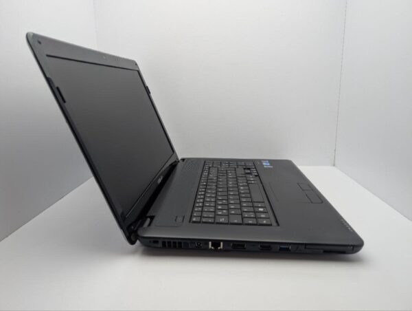 Ноутбук Medion Akoya E7216 / 17.3" (1600x900) TN / Intel Core i3-380M (2 (4) ядра по 2.53 GHz) / 6 GB DDR3 / 500 GB HDD / Intel HD Graphics / WebCam / АКБ не тримає - Зображення 4
