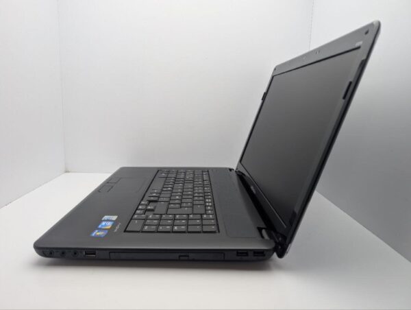 Ноутбук Medion Akoya E7216 / 17.3" (1600x900) TN / Intel Core i3-380M (2 (4) ядра по 2.53 GHz) / 6 GB DDR3 / 500 GB HDD / Intel HD Graphics / WebCam / АКБ не тримає - Зображення 5