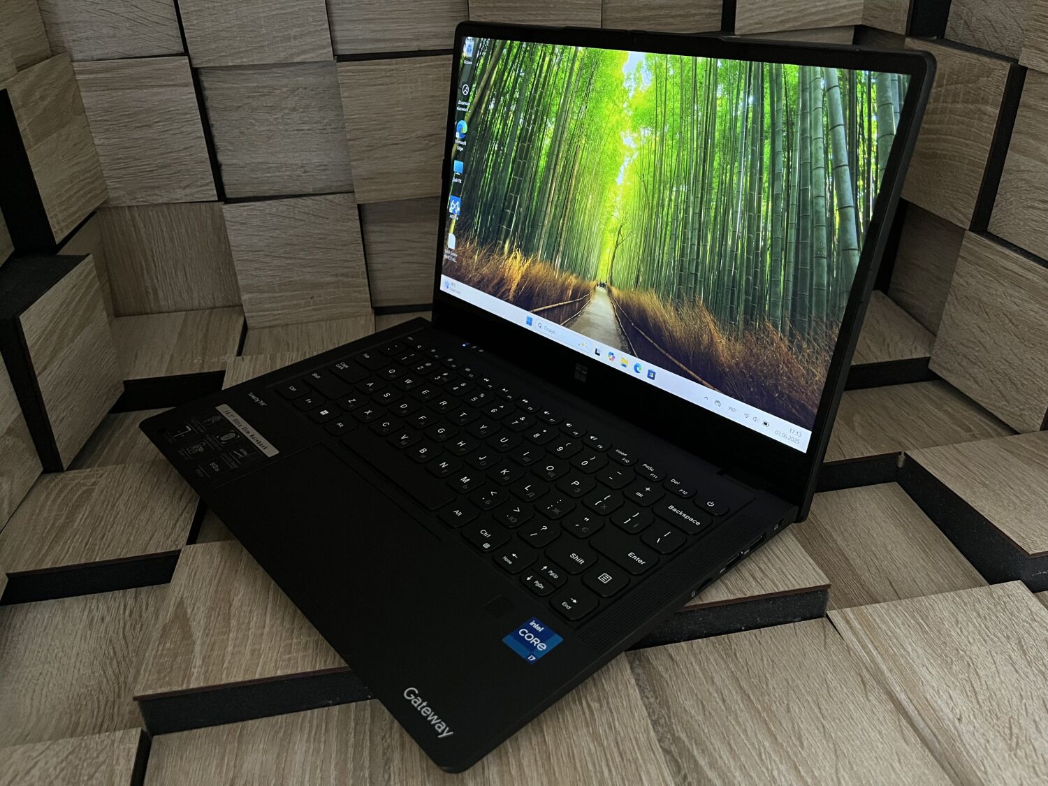 Ультрабук Б-клас Gateway GWTC71427-BK / 14.1" (1920x1080) IPS Touch / Intel Core i7-1255U (10 (12) ядер по 2.8 - 4.7 GHz) / 8 GB DDR4 / 512 GB SSD M.2 / Intel UHD Graphics / WebCam / Fingerprint - Зображення 2