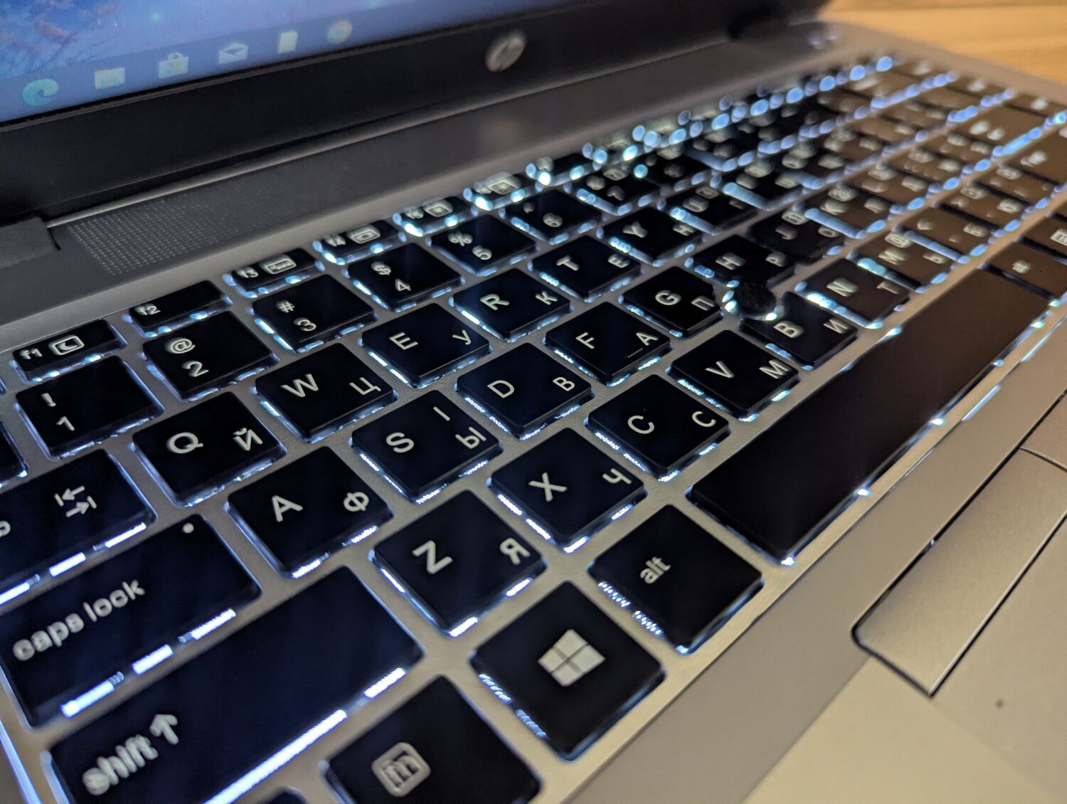 Ультрабук Б-клас HP EliteBook 840 G4 / 14" (1366x768) TN / Intel Core i5-7300U (2 (4) ядра по 2.6 - 3.5 GHz) / 8 GB DDR4 / 240 GB SSD / Intel HD Graphics 620 / WebCam / Fingerprint / Windows 10 - Зображення 6