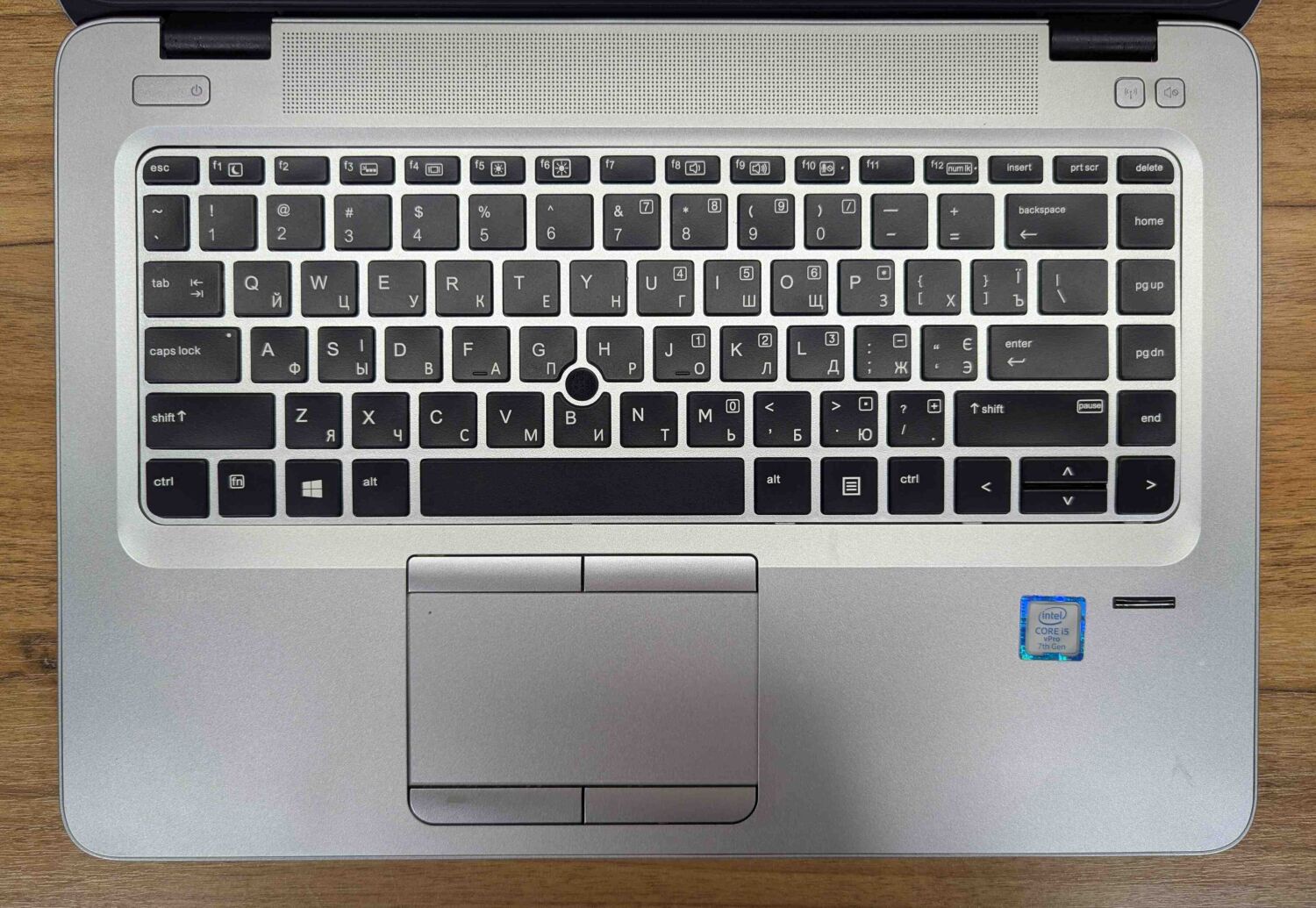 Ультрабук Б-клас HP EliteBook 840 G4 / 14" (1366x768) TN / Intel Core i5-7300U (2 (4) ядра по 2.6 - 3.5 GHz) / 8 GB DDR4 / 240 GB SSD / Intel HD Graphics 620 / WebCam / Fingerprint / Windows 10 - Зображення 3