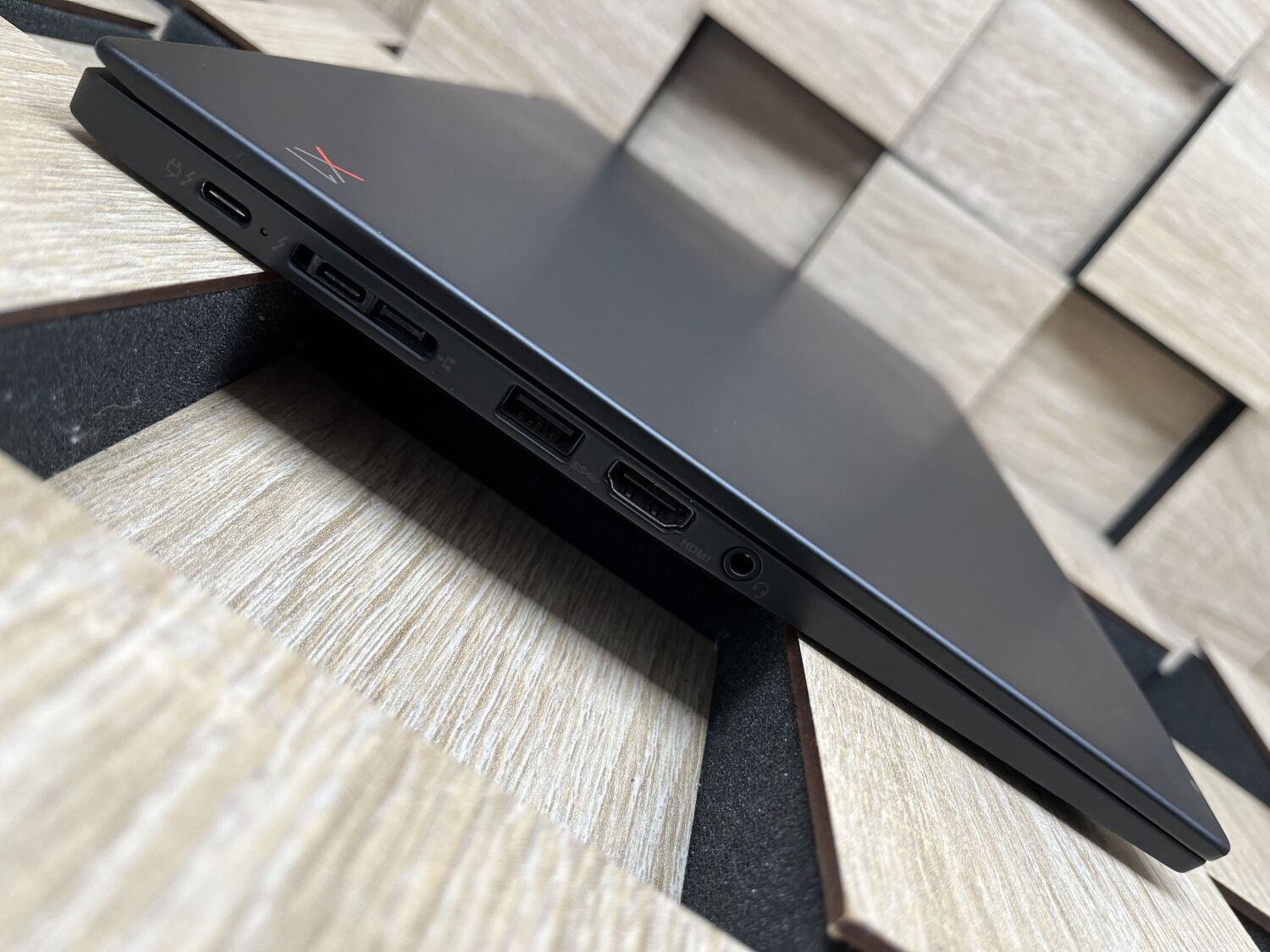 Ультрабук Б-клас Lenovo ThinkPad X1 Carbon (7th Gen) / 14" (1920x1080) IPS / Intel Core i7-10710U (6 (12) ядер по 1.1 - 4.7 GHz) / 16 GB DDR3 / 256 GB SSD M.2 / Intel UHD Graphics / WebCam / Fingerprint / HDMI - Зображення 5