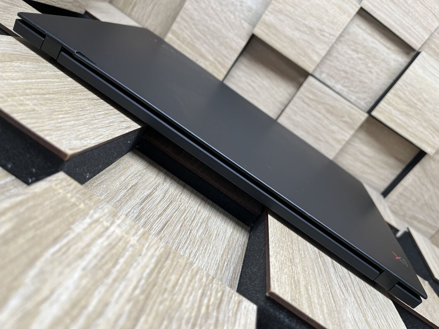 Ультрабук Б-клас Lenovo ThinkPad X1 Carbon (7th Gen) / 14" (1920x1080) IPS / Intel Core i7-10710U (6 (12) ядер по 1.1 - 4.7 GHz) / 16 GB DDR3 / 256 GB SSD M.2 / Intel UHD Graphics / WebCam / Fingerprint / HDMI - Зображення 7