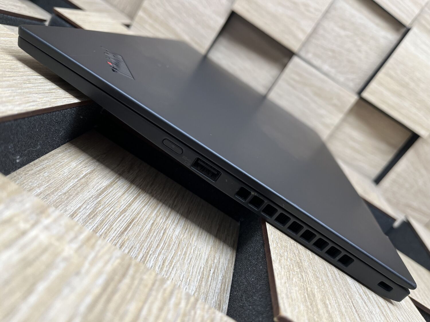 Ультрабук Б-клас Lenovo ThinkPad X1 Carbon (7th Gen) / 14" (1920x1080) IPS / Intel Core i7-10710U (6 (12) ядер по 1.1 - 4.7 GHz) / 16 GB DDR3 / 256 GB SSD M.2 / Intel UHD Graphics / WebCam / Fingerprint / HDMI - Зображення 6