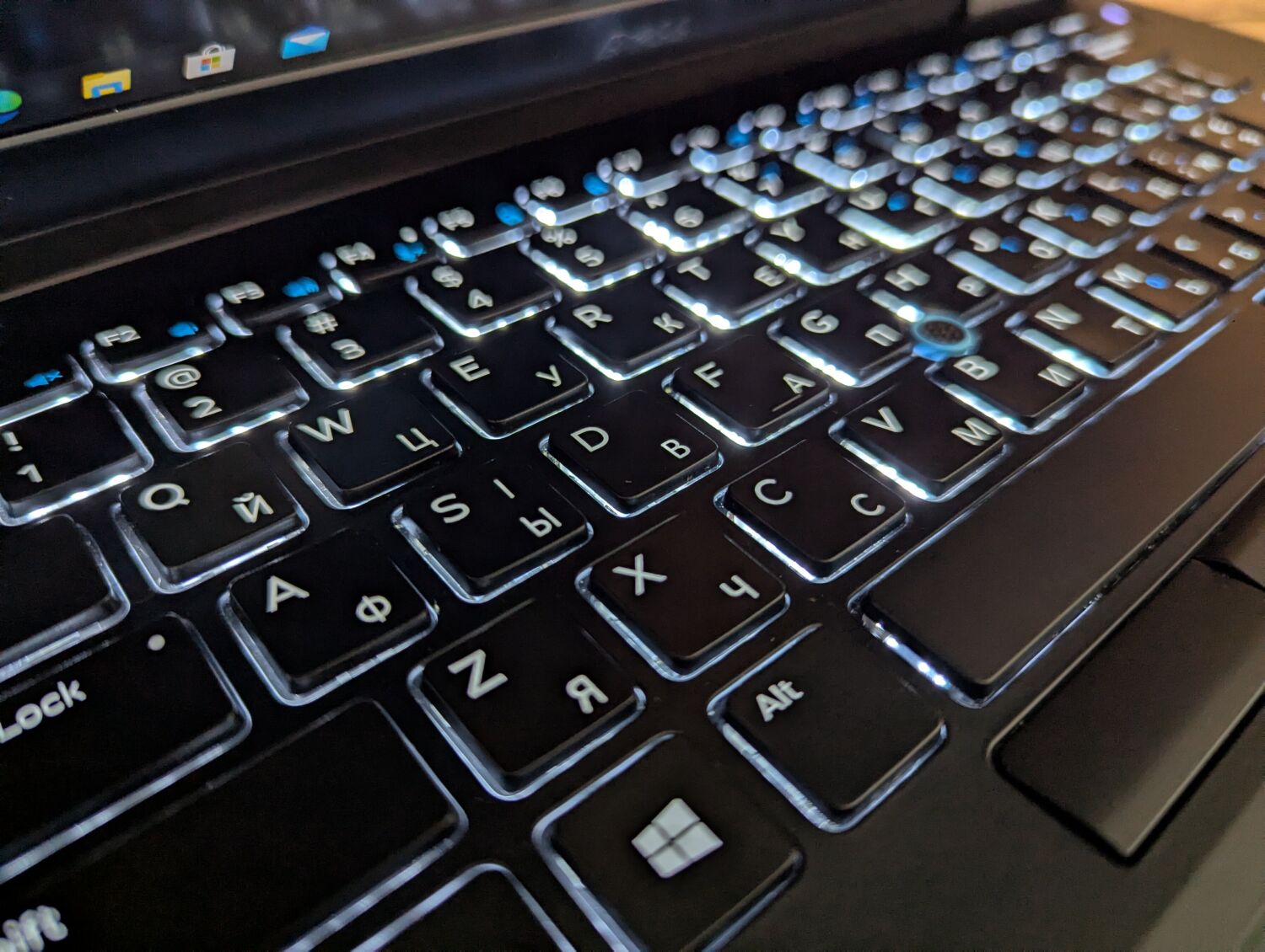 Ультрабук Dell Latitude E7470 / 14" (1920x1080) IPS / Intel Core i5-6300U (2 (4) ядра по 2.4 - 3.0 GHz) / 8 GB DDR4 / 256 GB SSD / Intel HD Graphics 520 / HDMI / Windows 10 - Зображення 6