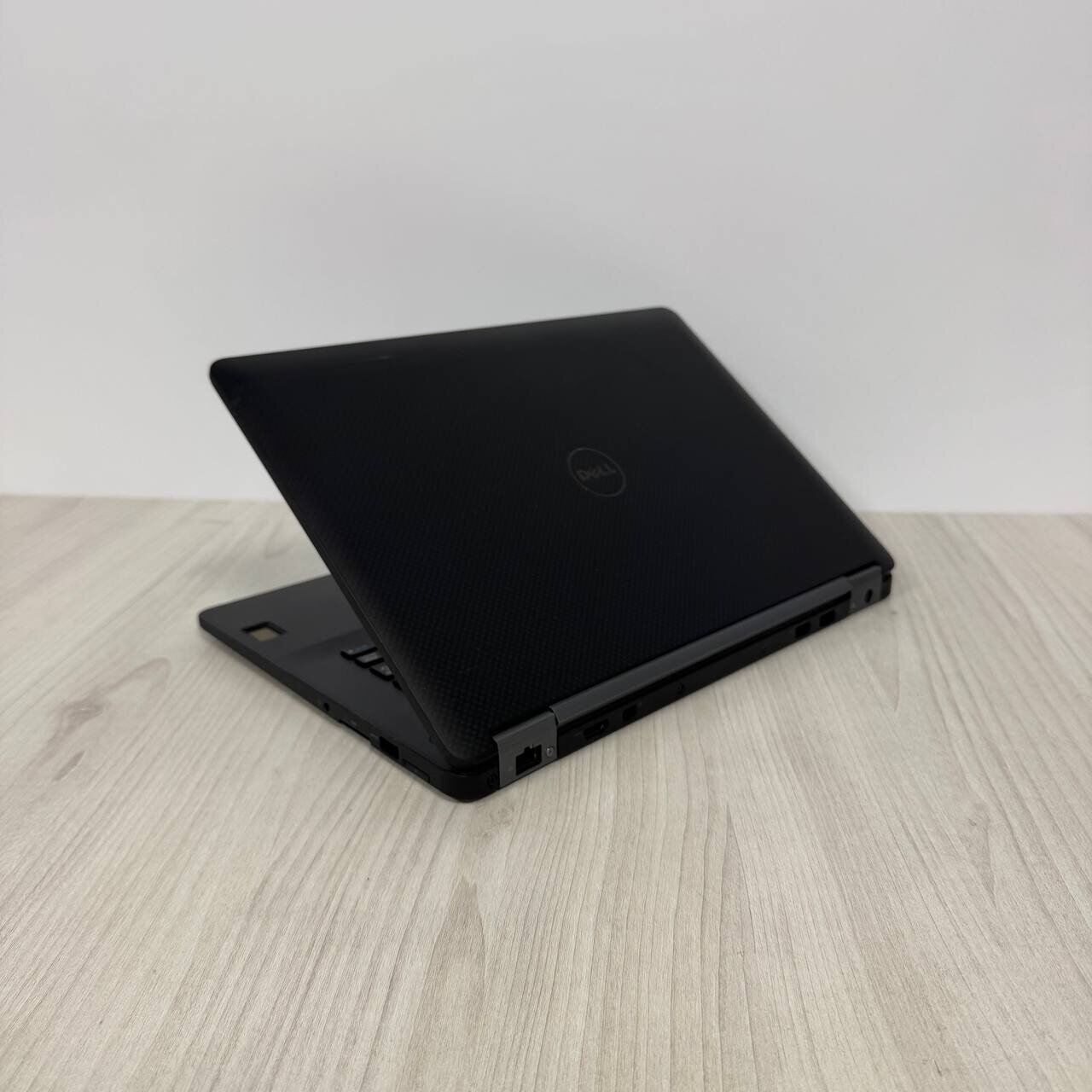 Ультрабук Dell Latitude E7470 / 14" (2560x1440) IPS Touch / Intel Core i7-6600U (2 (4) ядра по 2.6 - 3.4 GHz) / 8 GB DDR4 / 256 GB SSD NVMe / Intel HD Graphics 520 / WebCam - Зображення 6