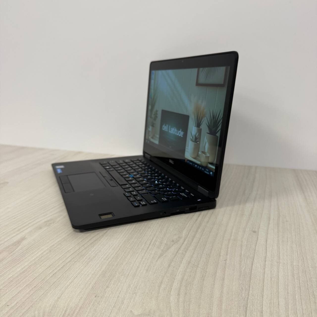 Ультрабук Dell Latitude E7470 / 14" (2560x1440) IPS Touch / Intel Core i7-6600U (2 (4) ядра по 2.6 - 3.4 GHz) / 8 GB DDR4 / 256 GB SSD NVMe / Intel HD Graphics 520 / WebCam - Зображення 5