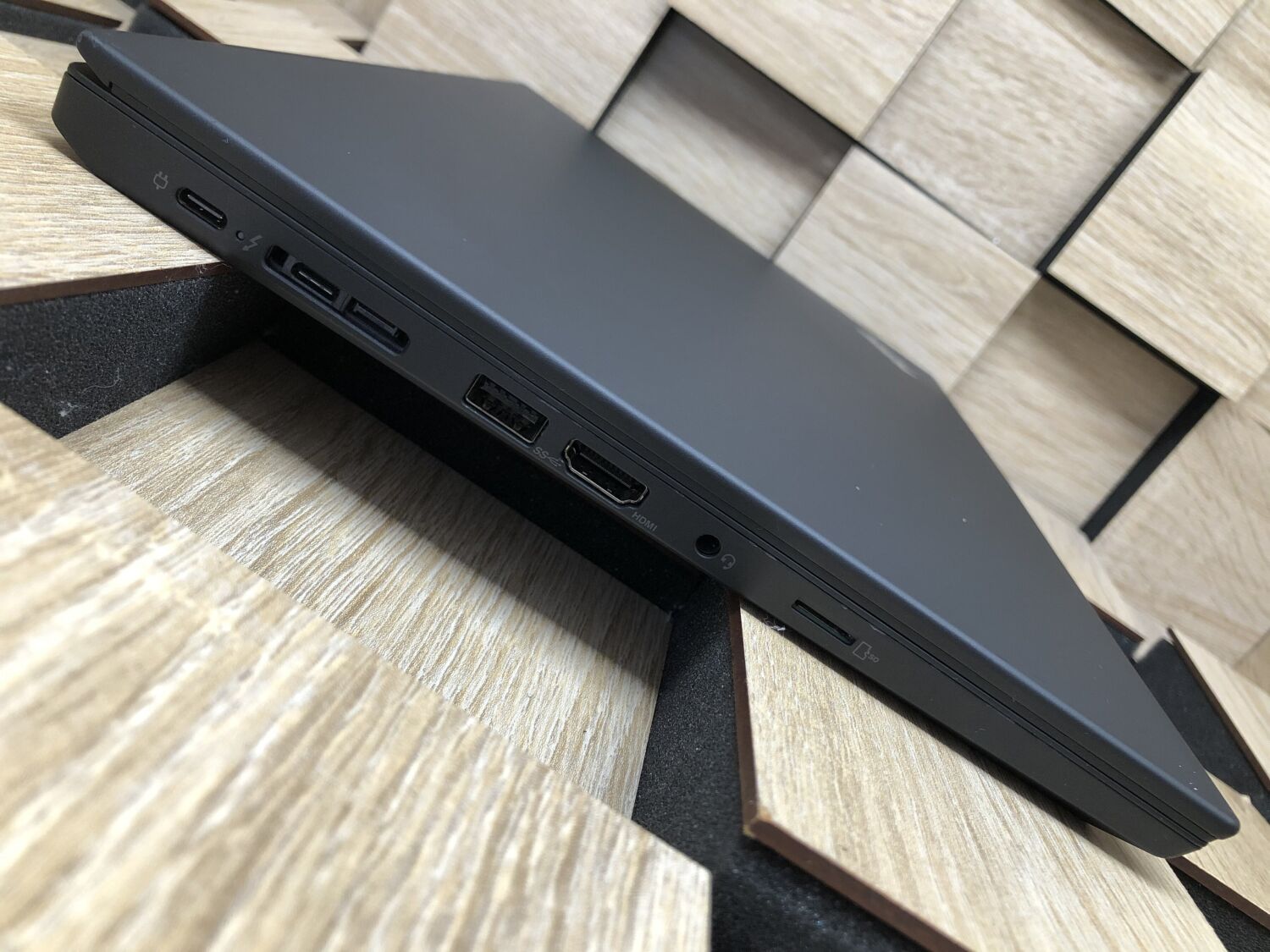 Ультрабук Lenovo ThinkPad T14 Gen 2 / 14" (1920x1080) IPS / Intel Core i5-1145G7 (4 (8) ядра по 2.6 - 4.4 GHz) / 16 GB DDR4 / 256 GB SSD M.2 / Intel Iris Xe Graphics / WebCam / HDMI - Зображення 5