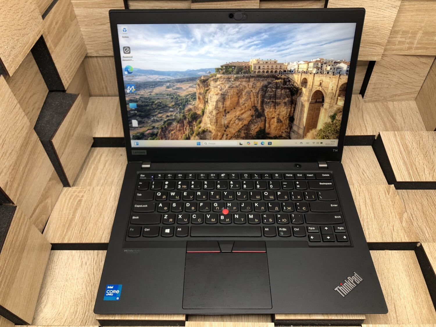 Ультрабук Lenovo ThinkPad T14 Gen 2 / 14" (1920x1080) IPS / Intel Core i5-1145G7 (4 (8) ядра по 2.6 - 4.4 GHz) / 16 GB DDR4 / 256 GB SSD M.2 / Intel Iris Xe Graphics / WebCam / HDMI - Зображення 2
