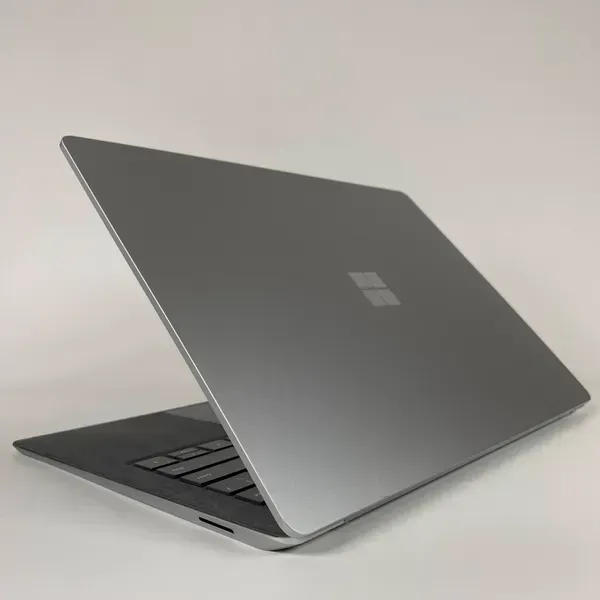 Ультрабук Microsoft Surface Laptop 4 / 13.5" (2256x1504) IPS Touch / AMD Ryzen 5 4680U (6 (12) ядер по 2.2 - 4.0 GHz) / 8 GB DDR4 / 256 GB SSD / AMD Radeon RX Vega 7 / WebCam / USB Type-C - Зображення 6