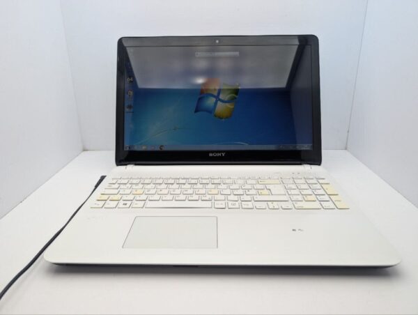 Ноутбук Sony Vaio SVF152 / 15.6" (1366x768) TN / Intel Pentium 2117U (2 ядра по 1.8 GHz) / 8 GB DDR3 / 1000 GB HDD / Intel HD Graphics 2500 / WebCam / DVD-ROM - Зображення 2