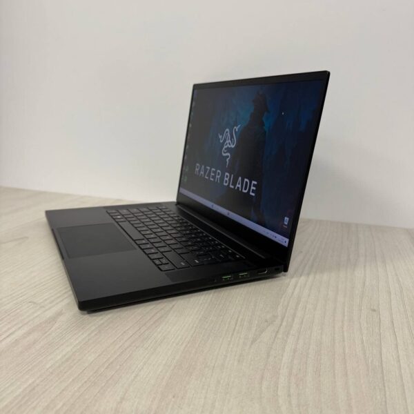 Ігровий ноутбук Б-клас Razer Blade 15 Gaming RZ09-0410 / 15.6" (2560x1440) IPS / Intel Core i7-11800H (8 (16) ядра по 2.3 - 4.6 GHz) / 16 GB DDR4 / 512 GB SSD NVMe / nVidia GeForce RTX 3070, 8 GB GDDR6, 256-bit / WebCam - Зображення 5