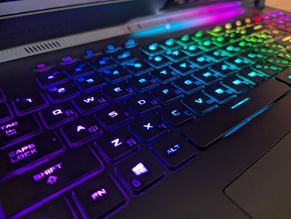Ігровий ноутбук Asus ROG Strix G733Q / 17.3" (1920x1080) IPS / AMD Ryzen 9 5900HX (8 (16) ядер по 3.3 - 4.6 GHz) / 32 GB DDR4 / 1000 GB SSD / nVidia GeForce RTX 3080, 16 GB GDDR6, 256-bit / Windows 11 - Зображення 6