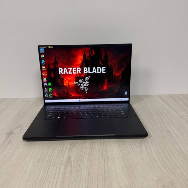 Ігровий ноутбук Razer Blade 16 RZ09-0483 / 16" (2560x1600) MiniLED / Intel Core i9-13950HX (24 (32) ядра по 2.2 - 5.5 GHz) / 32 GB DDR5 / 2000 GB SSD NVMe / nVidia GeForce RTX 4090, 16 GB GDDR6, 256-bit / WebCam - Зображення 2
