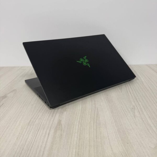 Ігровий ноутбук Б-клас Razer Blade 15 RZ09-02386 / 15.6" (1920x1080) IPS / Intel Core i7-9850H (6 (12) ядер по 2.6 - 4.6 GHz) / 16 GB DDR4 / 512 GB SSD NVMe / nVidia GeForce GTX 1070 Max-Q, 8 GB GDDR5, 256-bit - Зображення 6