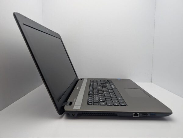 Ноутбук Medion Akoya E7226 / 17.3" (1600x900) TN / Intel Celeron N2930 (4 ядра по 1.83 - 2.16 GHz) / 8 GB DDR3 / 120 GB SSD / Intel HD Graphics / WebCam / АКБ не тримає - Зображення 4