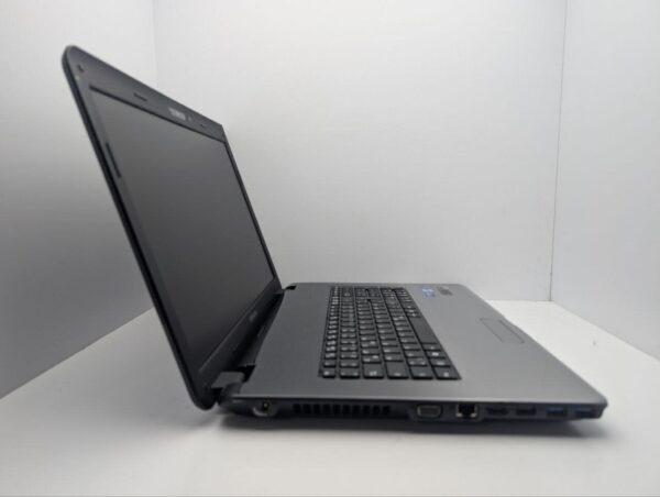 Ноутбук Medion Akoya P7624 / 17.3" (1600x900) TN / Intel Core i5-2450M (2 (4) ядра по 2.5 - 3.1 GHz) / 6 GB DDR3 / 1000 GB HDD / nVidia GeForce GT 630M, 1 GB GDDR3, 128-bit / WebCam / АКБ не держит - Зображення 4
