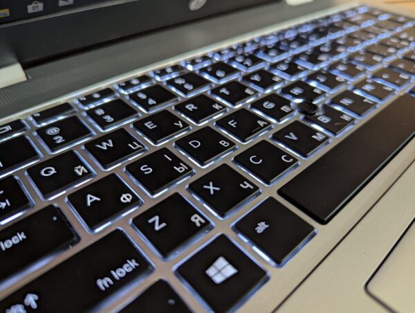 3 шт. Ноутбуків: HP ProBook 640 G5 / 14" (1920x1080) IPS / Intel Core i5-8265U (4 (8) ядра по 1.6 - 3.9 GHz) / 16 GB DDR4 / 480 GB SSD / Intel UHD Graphics 620 / TouchID / WebCam / Windows 10 - Зображення 6