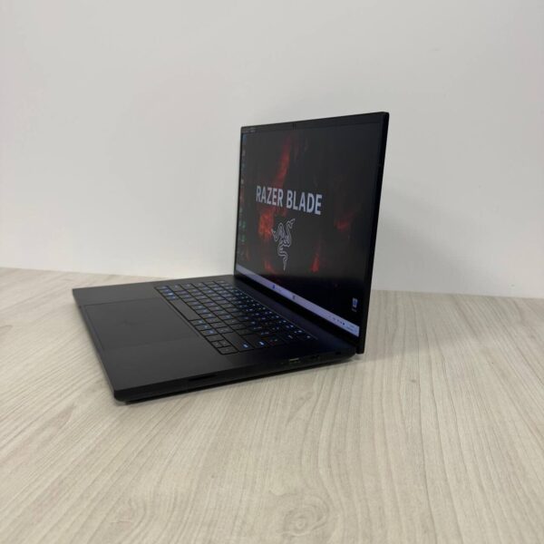 Ігровий ноутбук Razer Blade 16 RZ09-0483 / 16" (2560x1600) MiniLED / Intel Core i9-13950HX (24 (32) ядра по 2.2 - 5.5 GHz) / 32 GB DDR5 / 2000 GB SSD NVMe / nVidia GeForce RTX 4090, 16 GB GDDR6, 256-bit / WebCam - Зображення 5
