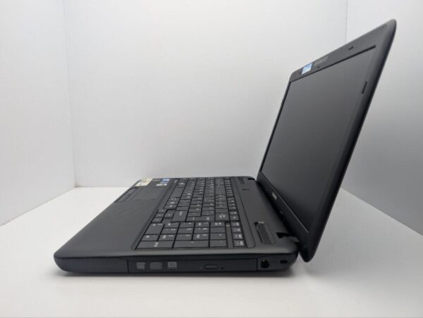 Ноутбук Toshiba Satellite C660 / 15.6" (1366x768) TN / Intel Core i3-370M (2 (4) ядра по 2.4 GHz) / 6 GB DDR3 / 1000 GB HDD / Intel HD Graphics / WebCam / DVD-ROM - Зображення 5