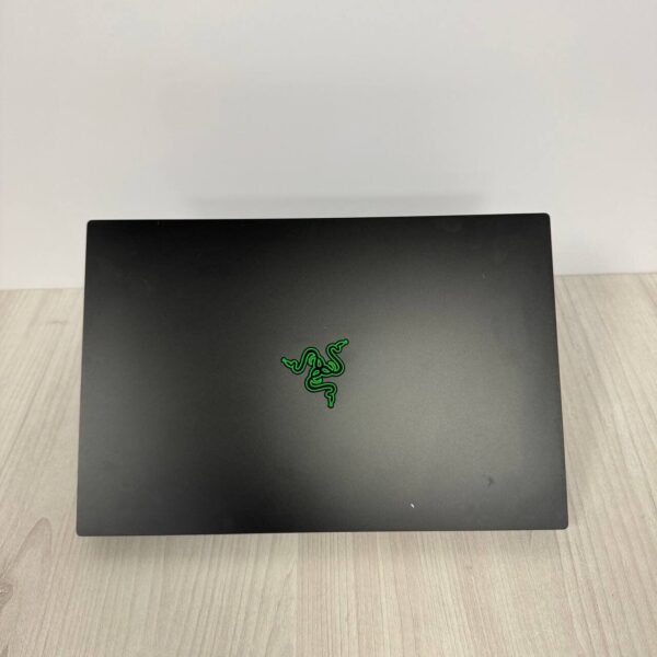 Ігровий ноутбук Б-клас Razer Blade 15 Gaming RZ09-0410 / 15.6" (2560x1440) IPS / Intel Core i7-11800H (8 (16) ядра по 2.3 - 4.6 GHz) / 16 GB DDR4 / 512 GB SSD NVMe / nVidia GeForce RTX 3070, 8 GB GDDR6, 256-bit / WebCam - Зображення 3