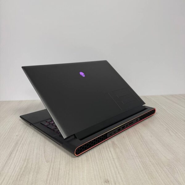 Ігровий ноутбук Dell Alienware m18 R1 / 18" (2560x1600) IPS / Intel Core i9-13900HX (24 (32) ядер по 2.2 - 5.4 GHz) / 32 GB DDR5 / 1000 GB SSD NVMe / nVidia GeForce RTX 4080, 12 GB GDDR6, 192-bit / WebCam - Зображення 6