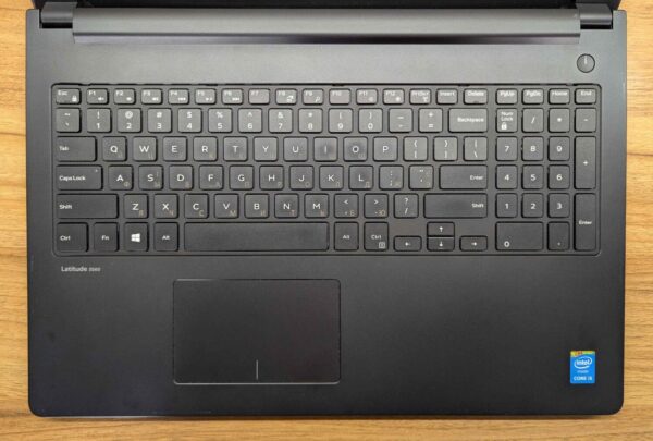 Ноутбук Б-клас Dell Latitude 3560 / 15.6" (1366x768) TN / Intel Core i5-5200U (2 (4) ядра по 2.2 - 2.7 GHz) / 8 GB DDR3 / 240 GB SSD / Intel HD Graphics 5500 / WebCam / Windows 10 - Зображення 3