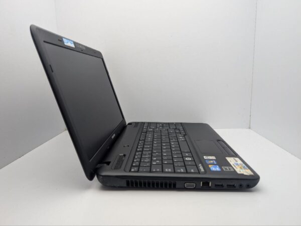 Ноутбук Toshiba Satellite C660 / 15.6" (1366x768) TN / Intel Core i3-370M (2 (4) ядра по 2.4 GHz) / 6 GB DDR3 / 1000 GB HDD / Intel HD Graphics / WebCam / DVD-ROM - Зображення 4