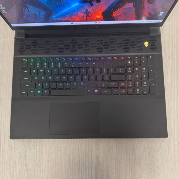 Ігровий ноутбук Dell Alienware m18 R1 / 18" (2560x1600) IPS / Intel Core i9-13900HX (24 (32) ядер по 2.2 - 5.4 GHz) / 32 GB DDR5 / 1000 GB SSD NVMe / nVidia GeForce RTX 4080, 12 GB GDDR6, 192-bit / WebCam - Зображення 7