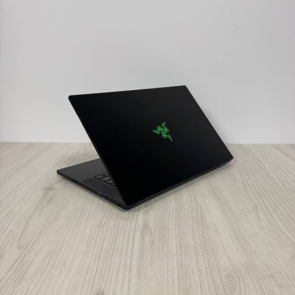Ігровий ноутбук Б-клас Razer Blade 15 RZ09-0409 / 15.6" (1920x1080) IPS / Intel Core i7-10875H (8 (16) ядер по 2.3 - 5.1 GHz) / 16 GB DDR4 / 1000 GB SSD NVMe / nVidia GeForce RTX 2080 Super Max-Q, 8 GB GDDR6, 256-bit / WebCam - Зображення 6