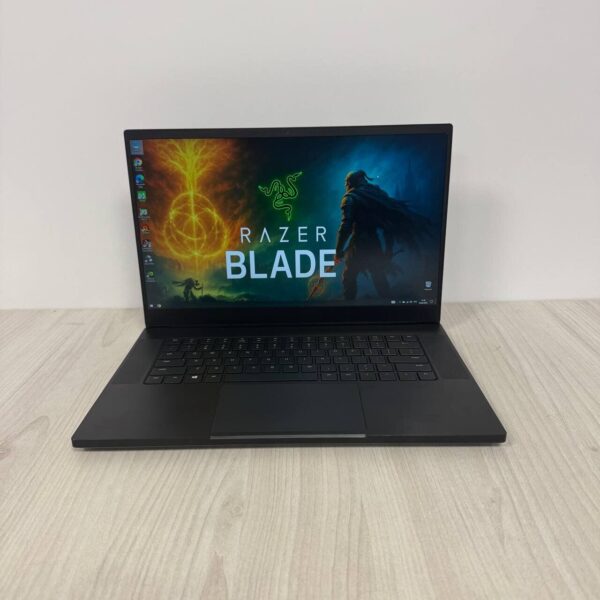 Ігровий ноутбук Б-клас Razer Blade 15 RZ09-02386 / 15.6" (1920x1080) IPS / Intel Core i7-9850H (6 (12) ядер по 2.6 - 4.6 GHz) / 16 GB DDR4 / 512 GB SSD NVMe / nVidia GeForce GTX 1070 Max-Q, 8 GB GDDR5, 256-bit - Зображення 2