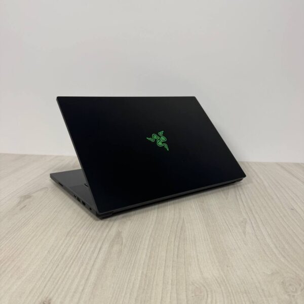 Ігровий ноутбук Razer Blade 16 RZ09-0483 / 16" (2560x1600) MiniLED / Intel Core i9-13950HX (24 (32) ядра по 2.2 - 5.5 GHz) / 32 GB DDR5 / 2000 GB SSD NVMe / nVidia GeForce RTX 4090, 16 GB GDDR6, 256-bit / WebCam - Зображення 6