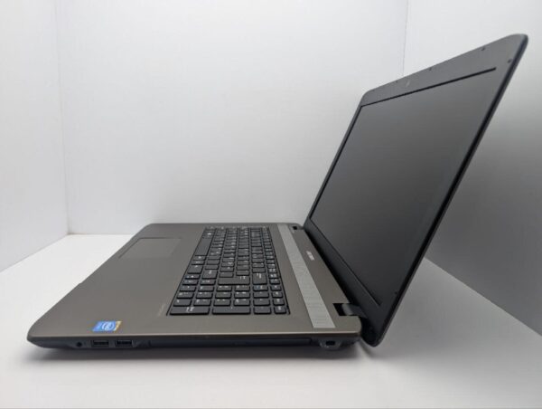 Ноутбук Medion Akoya E7226 / 17.3" (1600x900) TN / Intel Celeron N2930 (4 ядра по 1.83 - 2.16 GHz) / 8 GB DDR3 / 120 GB SSD / Intel HD Graphics / WebCam / АКБ не тримає - Зображення 5