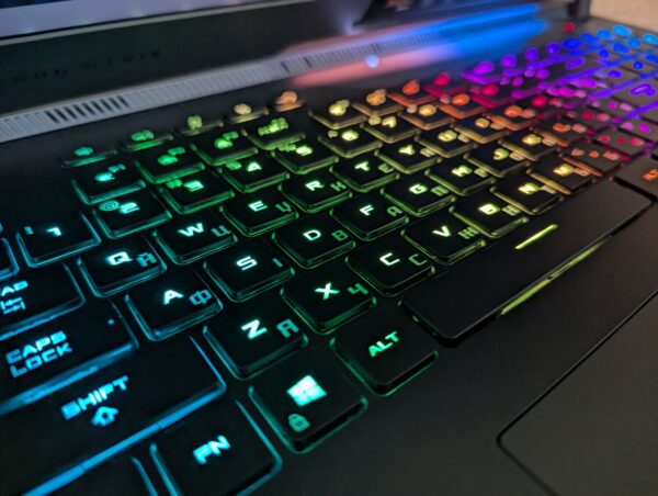 Ігровий ноутбук Asus ROG Strix G733Q / 17.3" (1920x1080) IPS / AMD Ryzen 9 5900HX (8 (16) ядер по 3.3 - 4.6 GHz) / 32 GB DDR4 / 1000 GB SSD / nVidia GeForce RTX 3080, 16 GB GDDR6, 256-bit / Windows 11 - Зображення 8