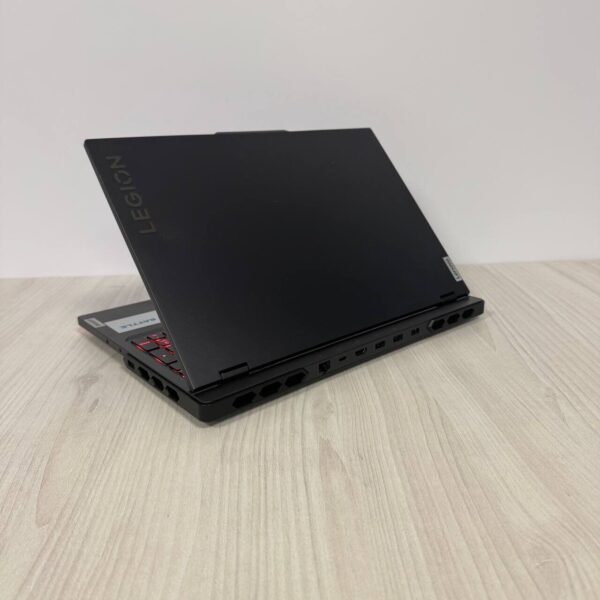 Ігровий ноутбук Б-клас Lenovo Legion Pro 7 16IRX8H / 16" (2560x1600) IPS / Intel Core i9-13900HX (24 (32) ядра по 3.9 - 5.4 GHz) / 32 GB DDR5 / 1000 GB SSD NVMe / nVidia GeForce RTX 4090, 16 GB GDDR6, 256-bit / WebCam - Зображення 6