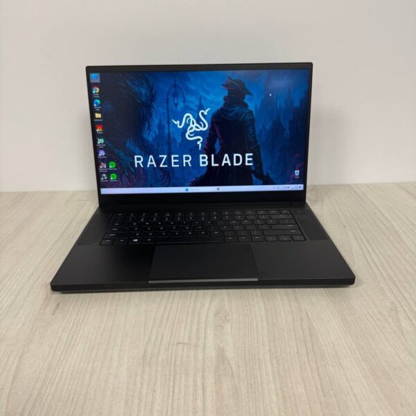 Ігровий ноутбук Б-клас Razer Blade 15 Gaming RZ09-0410 / 15.6" (2560x1440) IPS / Intel Core i7-11800H (8 (16) ядра по 2.3 - 4.6 GHz) / 16 GB DDR4 / 512 GB SSD NVMe / nVidia GeForce RTX 3070, 8 GB GDDR6, 256-bit / WebCam - Зображення 2