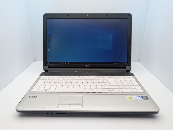 Ноутбук Fujitsu Lifebook A530 / 15" (1366x768) TN / Intel Core i3-370M (2 (4) ядра по 2.4 GHz) / 6 GB DDR3 / 120 GB SSD / Intel HD Graphics / WebCam / DVD-ROM - Зображення 2