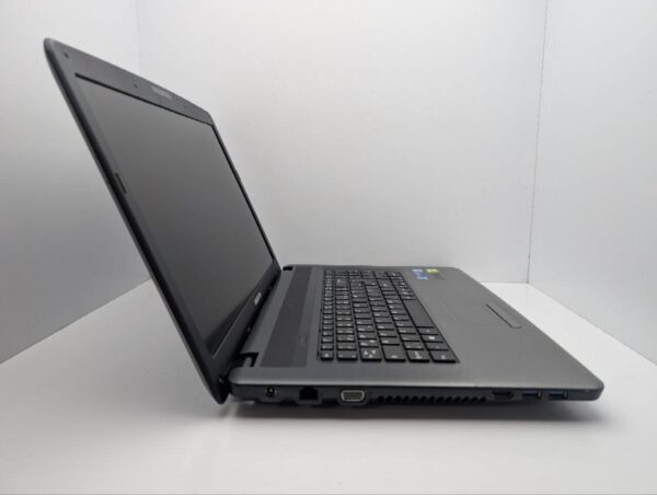 Ноутбук Medion Akoya P7818 / 17.3" (1600x900) TN / Intel Core i3-3110M (2 (4) ядра по 2.4 GHz) / 8 GB DDR3 / 750 GB HDD / nVidia GeForce GT 730M, 2 GB GDDR3, 128-bit / WebCam / DVD-ROM - Зображення 4